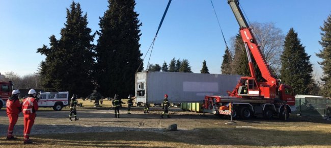 como-e-arrivato-il-container-refrigerato-per-il-cimitero