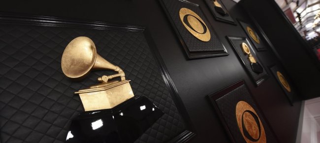 covid-i-grammy-slittano-di-un-mese