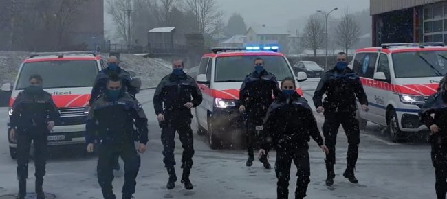 il-corpo-di-ballo-della-polizia-di-zugo-danza-su-jerusalema