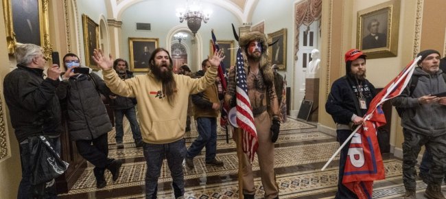lo-sciamano-jake-angeli-chiede-la-grazia-a-trump