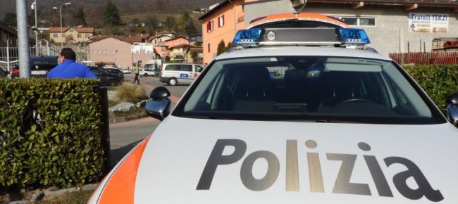 investita-da-un-furgone-rimane-schiacciata-contro-un-auto