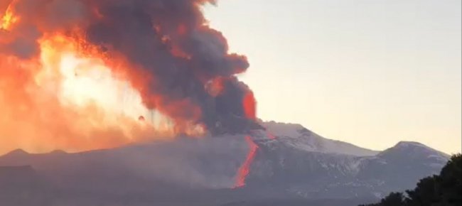 spettacolare-eruzione-dell-etna-colonna-di-fumo-e-colata