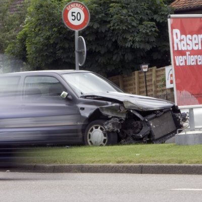 inseguito da polizia e senza patente provoca due incidenti laregione ch