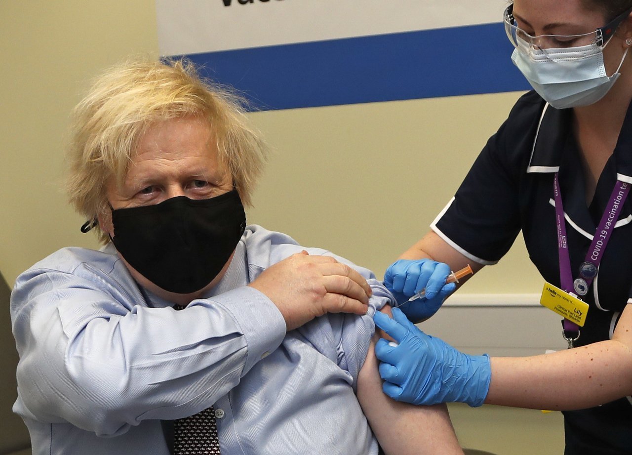 boris johnson si e vaccinato con astrazeneca laregione
