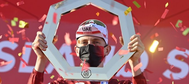 tadej-pogacar-con-la-maglia-di-uae-team-fino-al-2026
