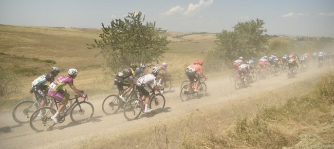 alle-strade-bianche-riprende-il-duello-van-aert-van-der-poel