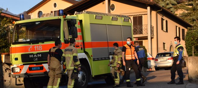 fiamme-all-esterno-di-un-magazzino-in-via-stazione-a-cadro
