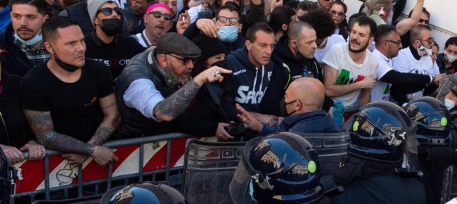 in-italia-scontri-alla-manifestazione-per-le-riaperture