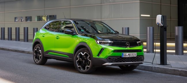 opel-mokka-e-briosa-col-cuore-a-corrente