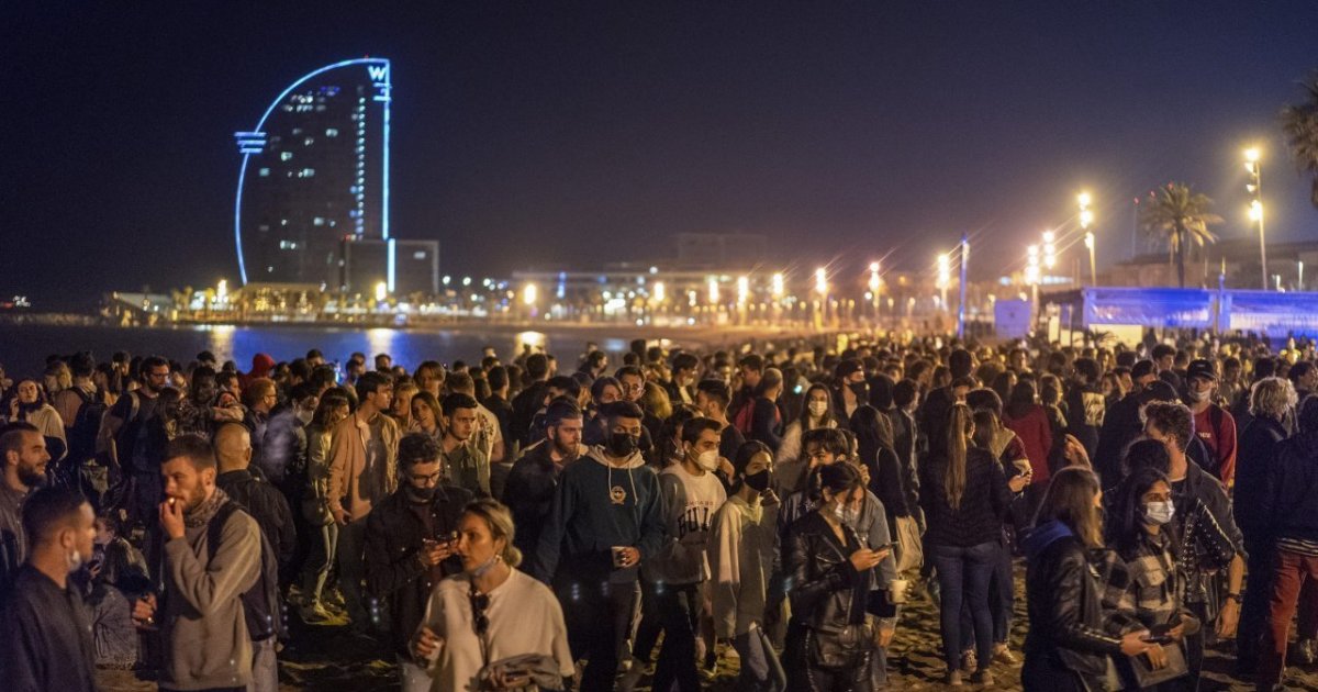 Cenas sin restricciones de la primera noche y detenciones en España Cenas sin restricciones de la primera noche y detenciones en España