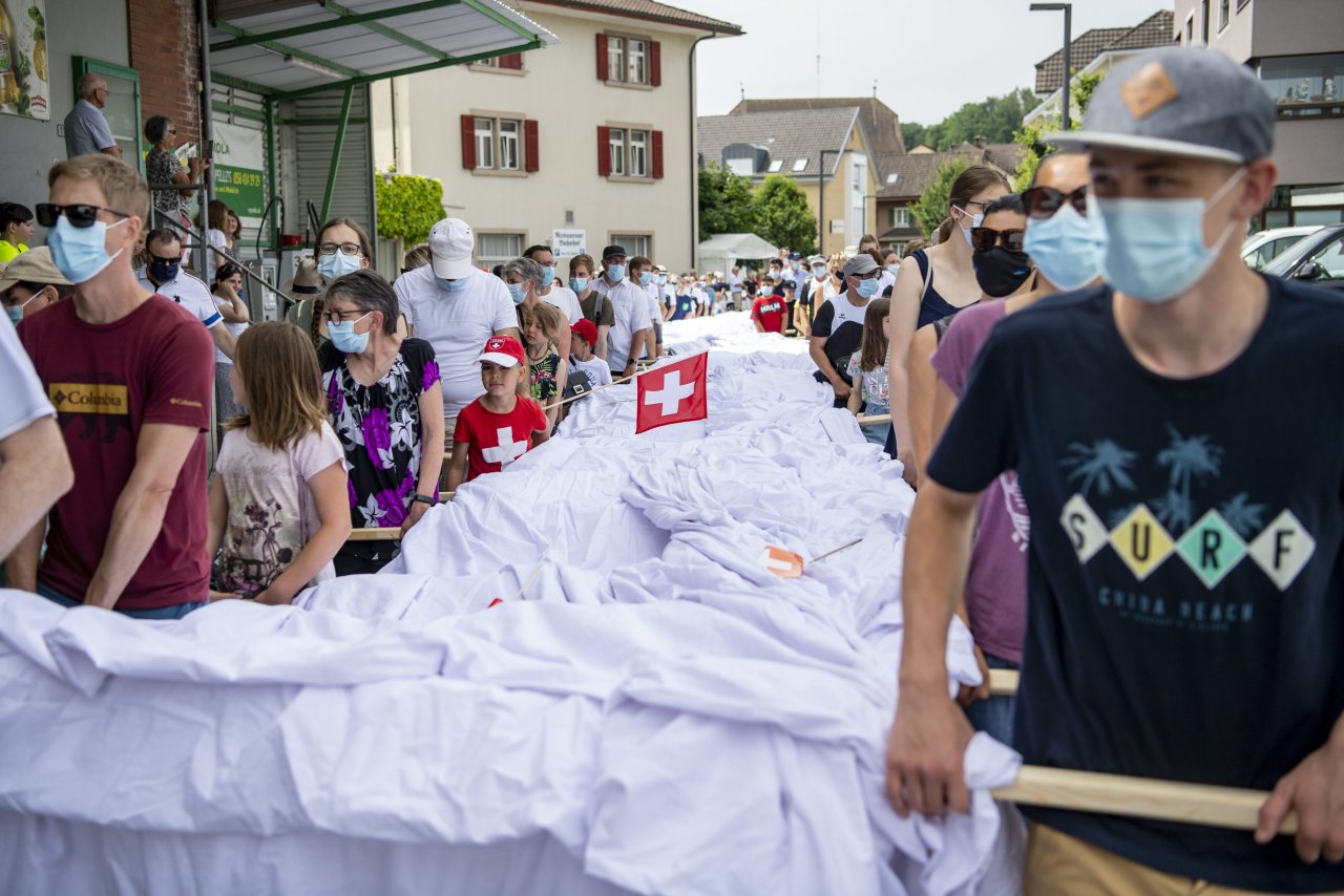 Batte tutti i record con i suoi pantaloni lunghi 70 metri | laRegione.ch