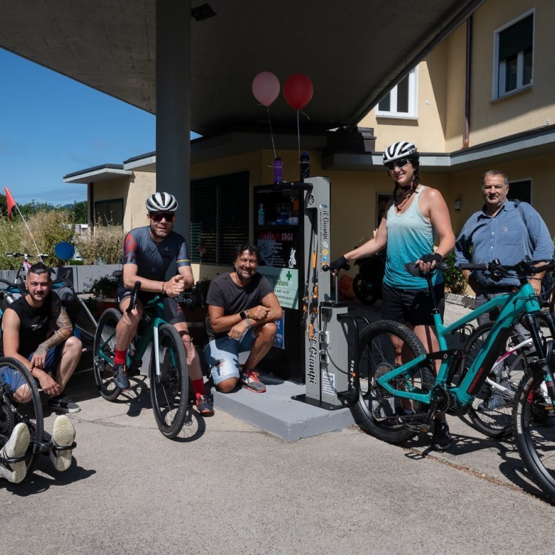 Ad Arzo una colonnina va in soccorso di ciclisti in panne | laRegione.ch