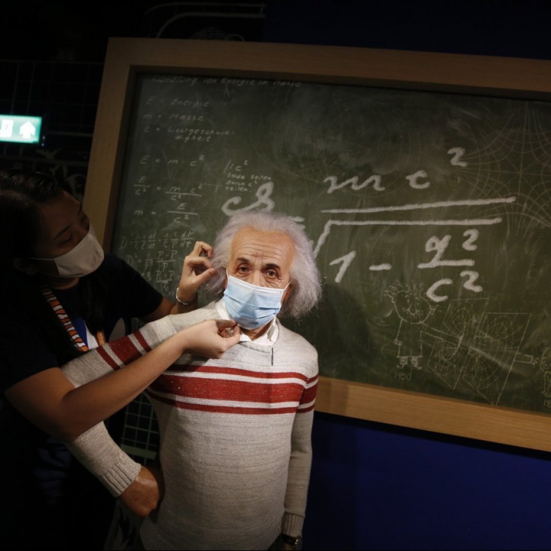 ALBERT EINSTEIN. UNA BIOGRAFIA SCIENTIFICA ALBERT EINSTEIN. UNA BIOGRAFIA SCIENTIFICA