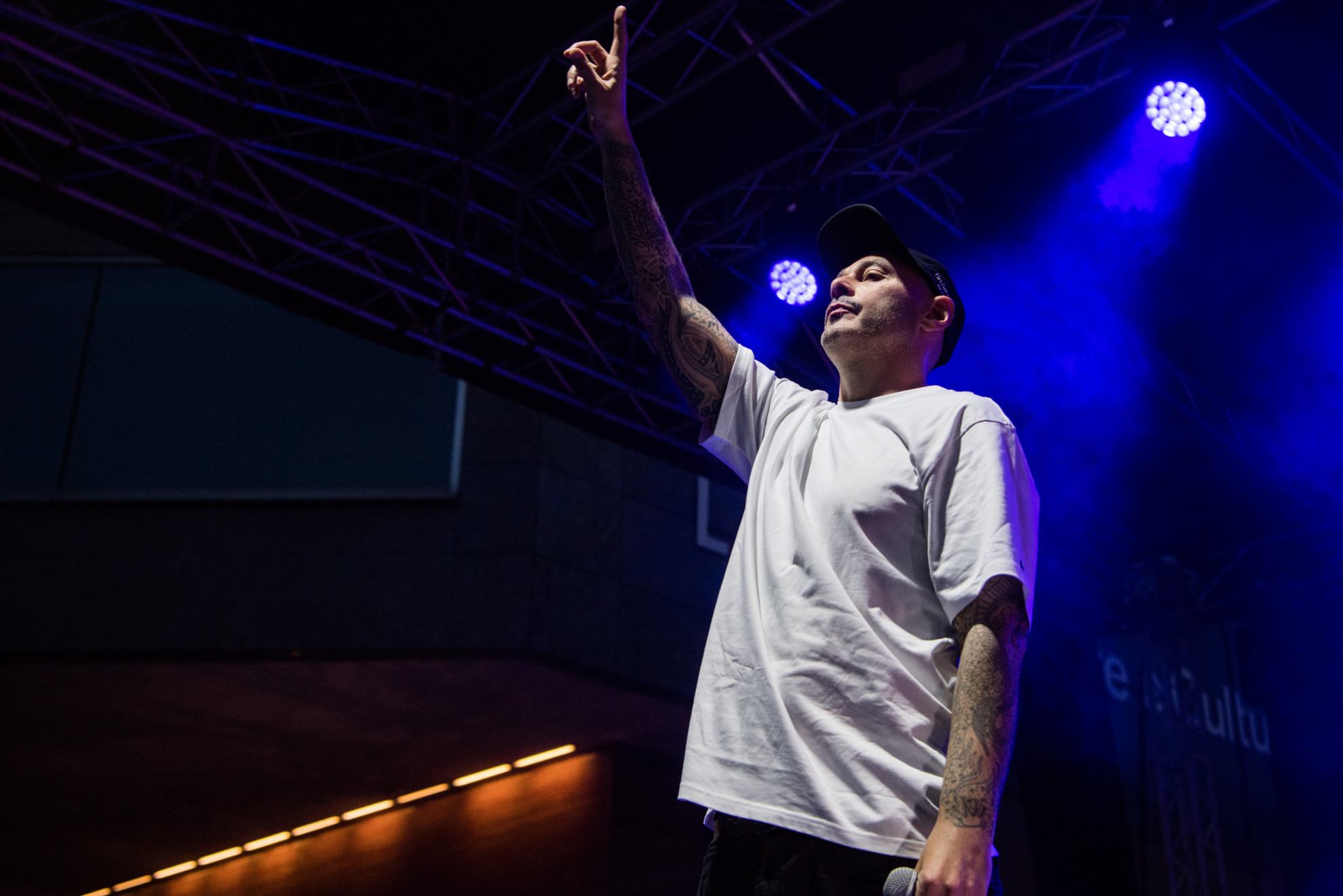 La legale di Fibra a 'Io l'8': 'Rimuovete o chiedo i danni ...