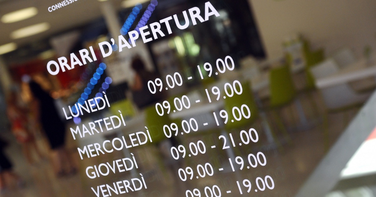 SIAMO APERTI…. Orari Apertura Negozio – Rocco Illuminazione Brescia - Foto 12