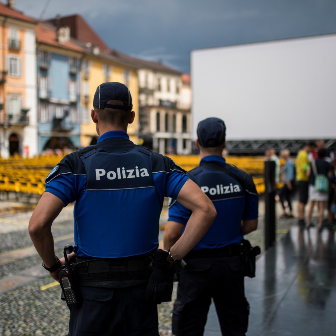 Locarno, licenziato l'agente dei presunti atti d'esibizionismo ...