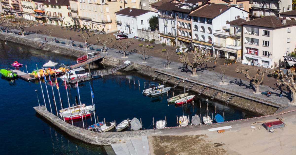 Sorrisi tra Napoli e Parigi alla Biblioteca popolare laRegione.ch