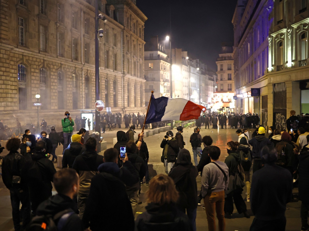 A Parigi i manifestanti invadono la sede della Lvhm di Arnault - Notizie 