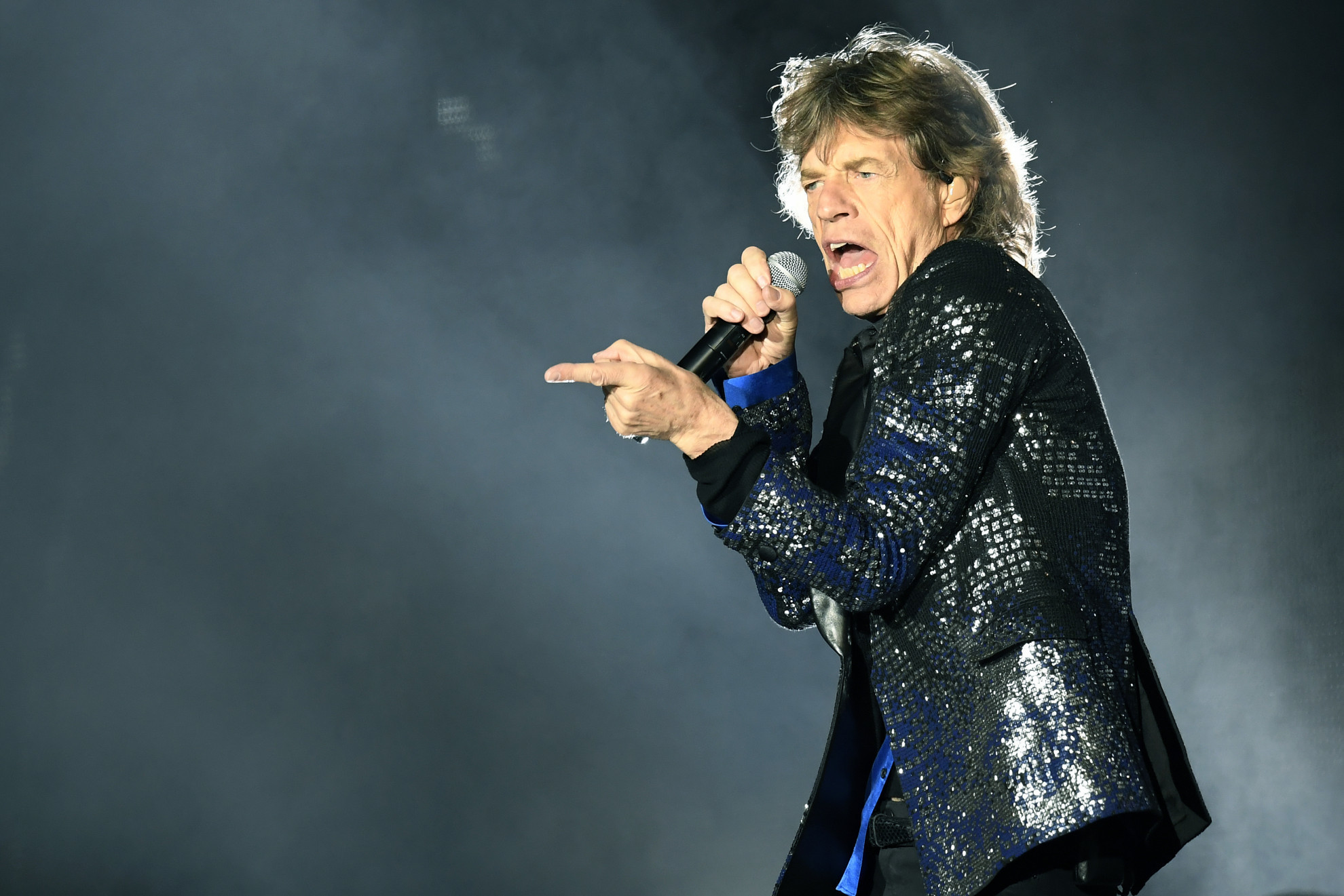 il giovane Mick Jagger sul palco