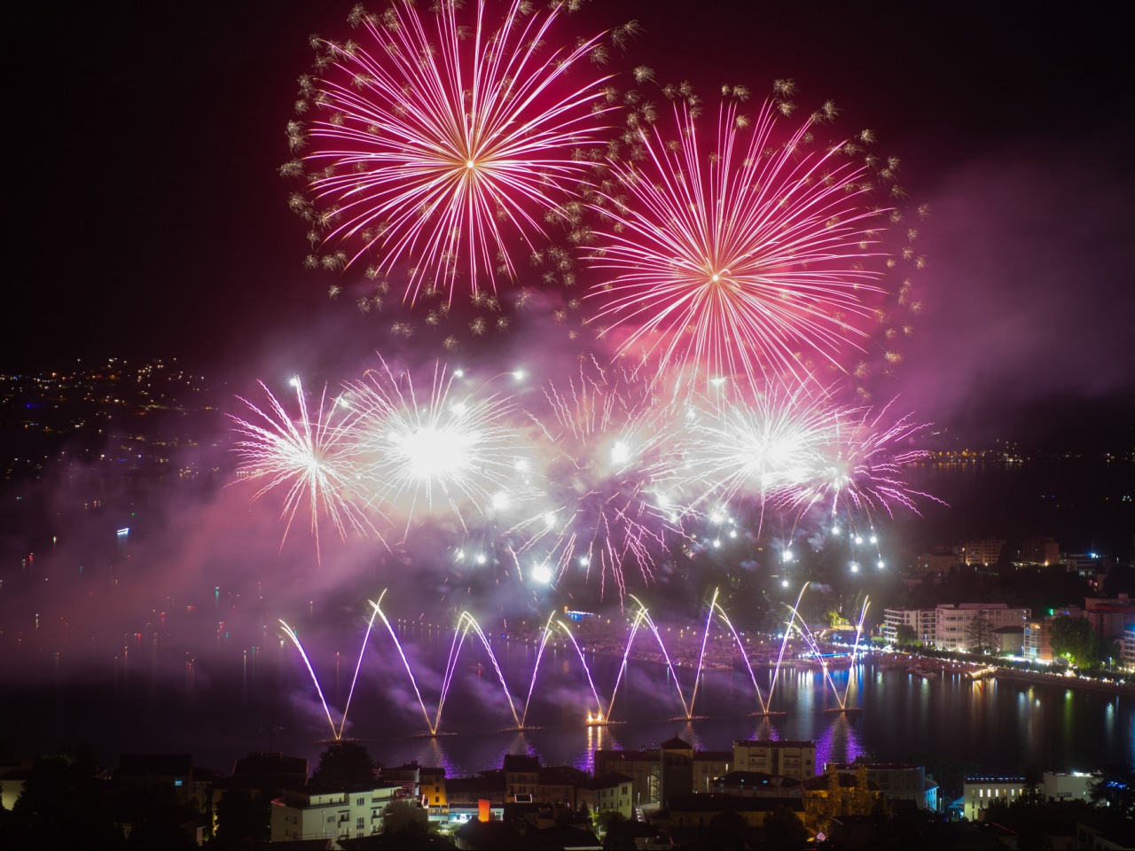 Fuochi d'artificio, bagni e fiaccole per accogliere il 2025 | laRegione.ch