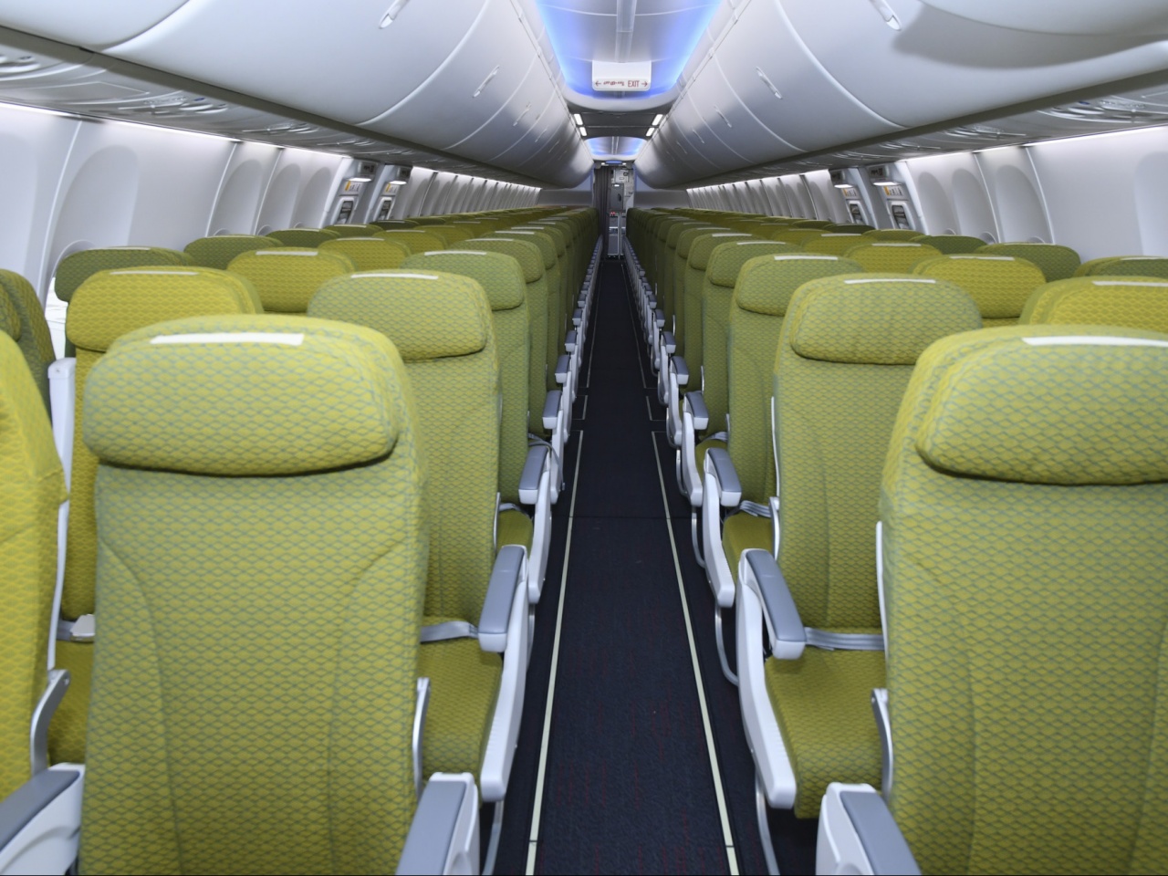 Салон самолета Боинг-737-800 авиакомпании Flydubai