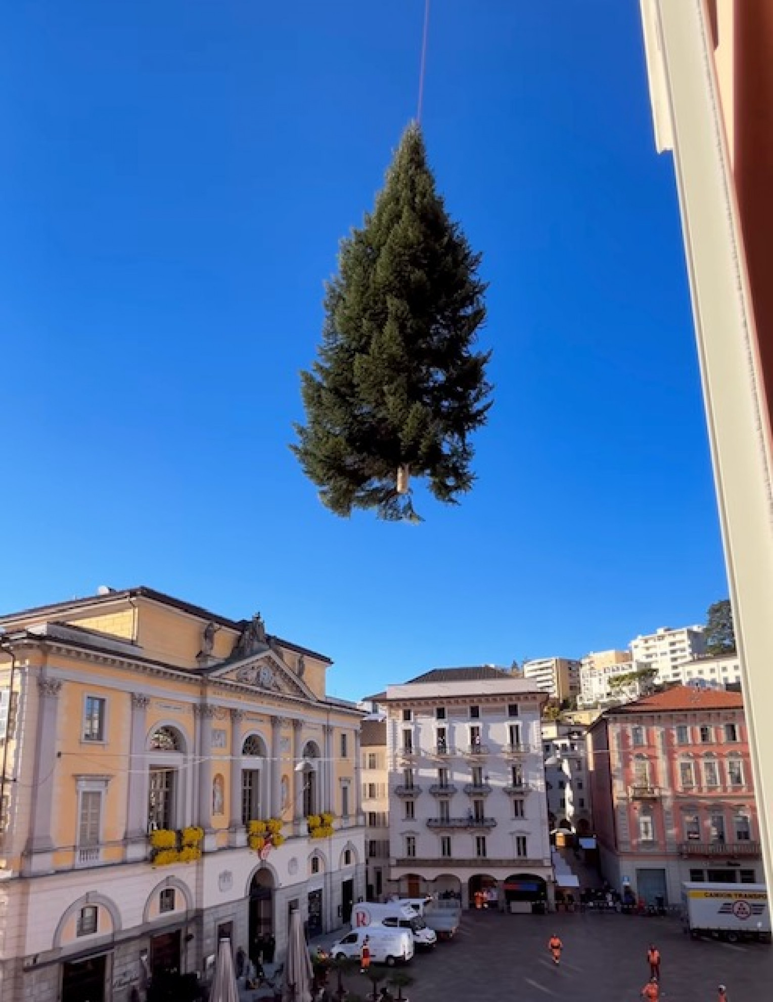 Oltre all'albero, c'è anche l'auto di Natale: ma con le luminarie non può  circolare - Ticinonline