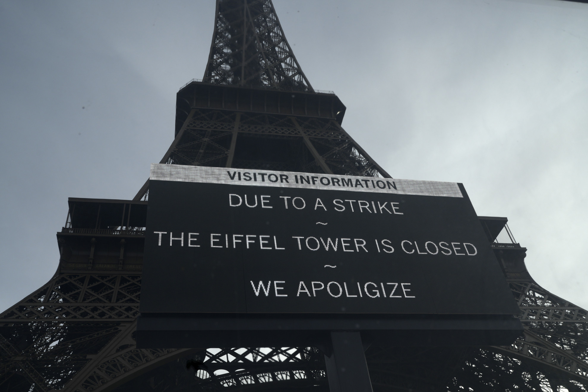 Torre Eiffel chiusa per sciopero nel centenario della morte del