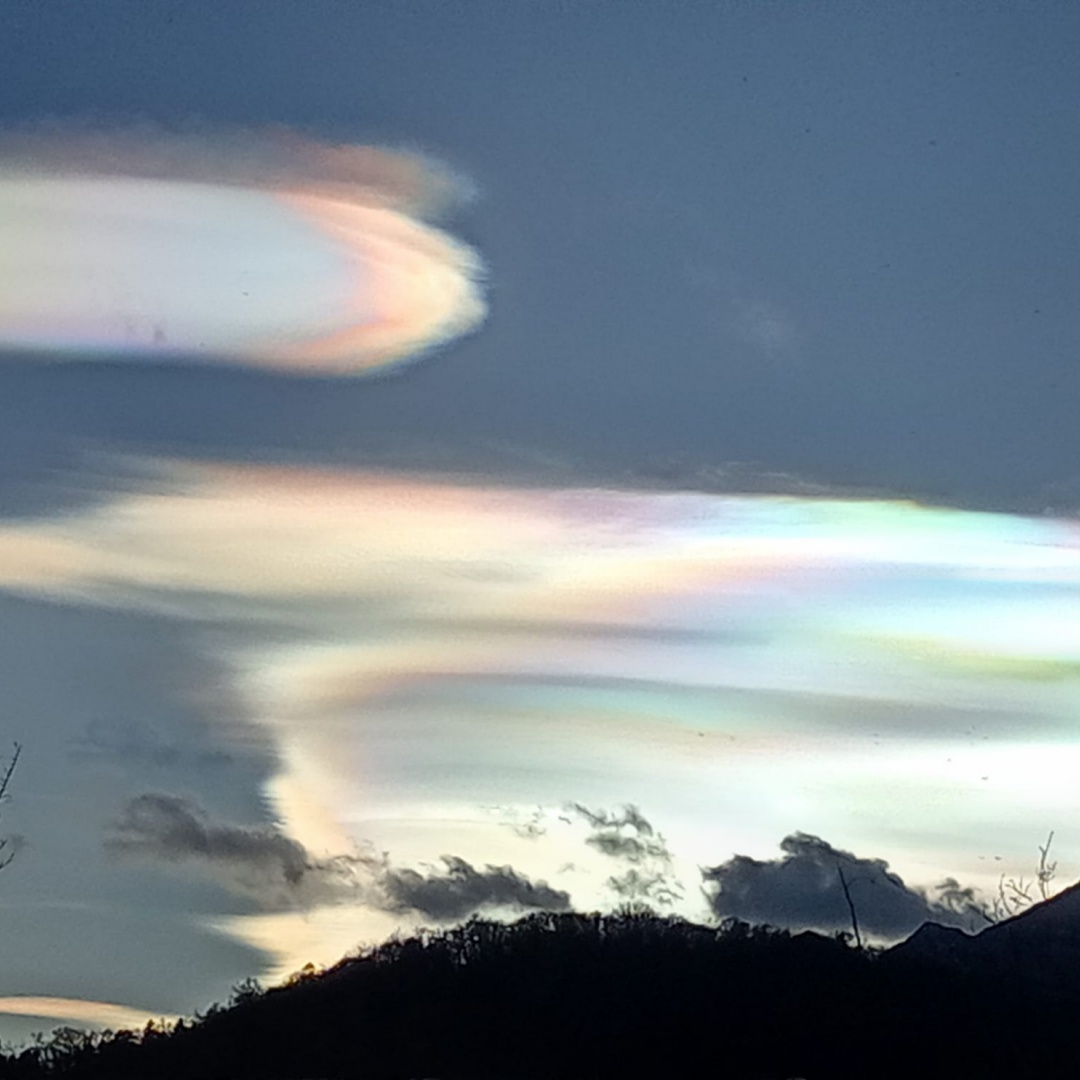 Lo spettacolo delle nuvole arcobaleno colora il cielo - La Stampa