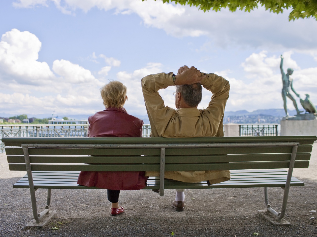 People will live longer. Пенсионеры в Швейцарии. Пожилые люди в Швейцарии Эстетика. Картинка люди прозябающие жизнь.