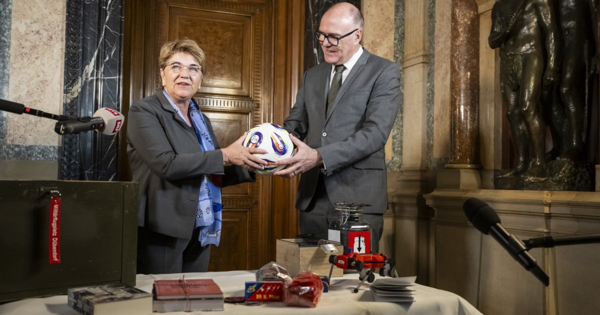 Viola Amherd passa il testimone a Martin Pfister al Dipartimento della ...