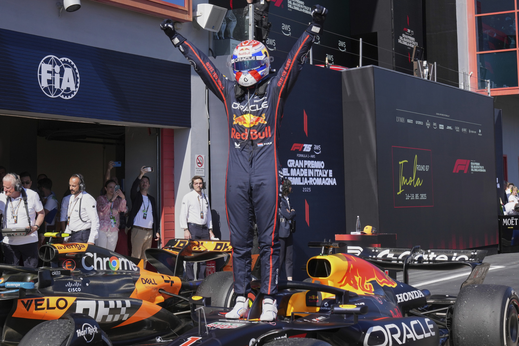 Nella gara del giubileo Red Bull, Verstappen... mette le ali