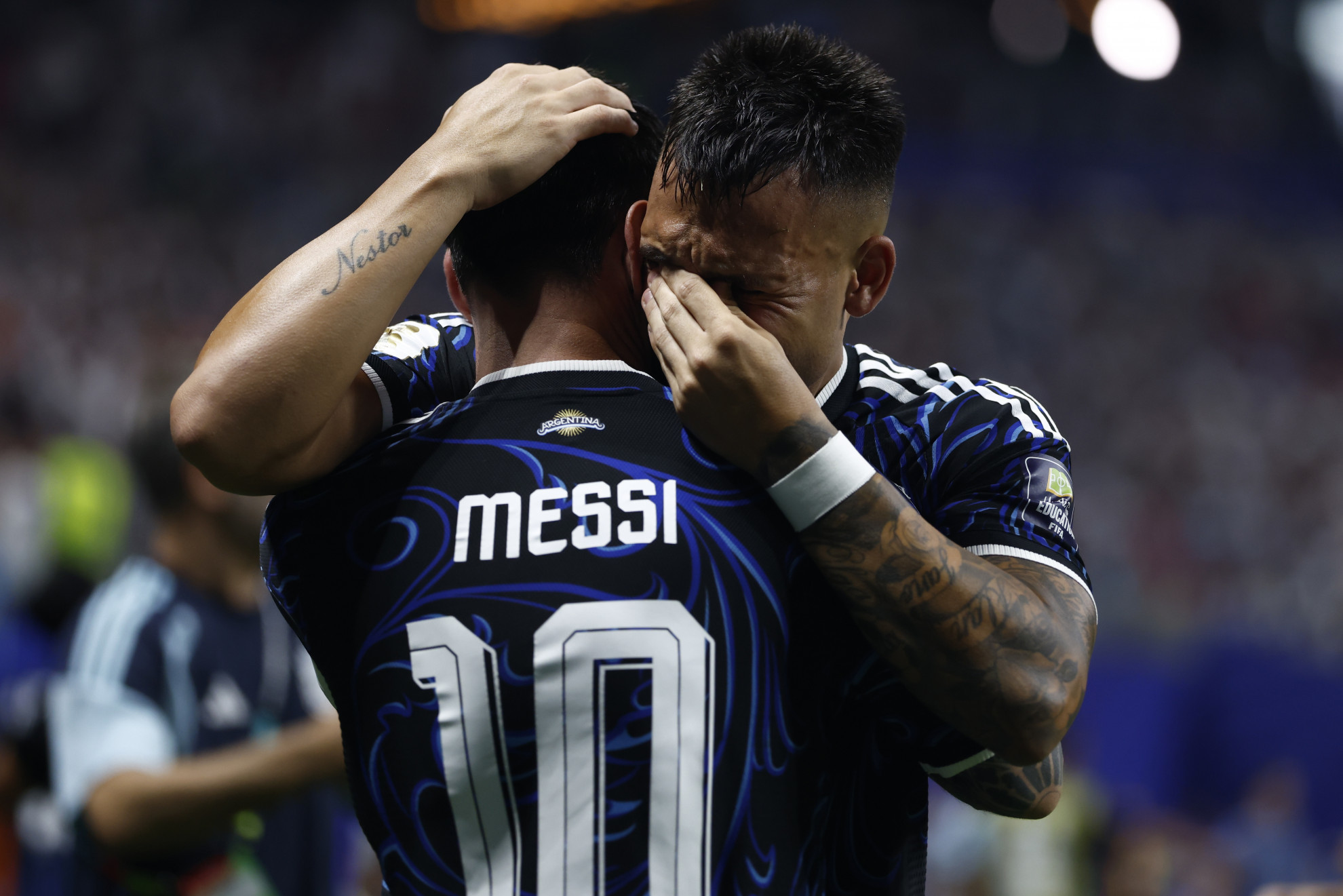 Gli inglesi sprecano tutto, Argentina di nuovo in finale