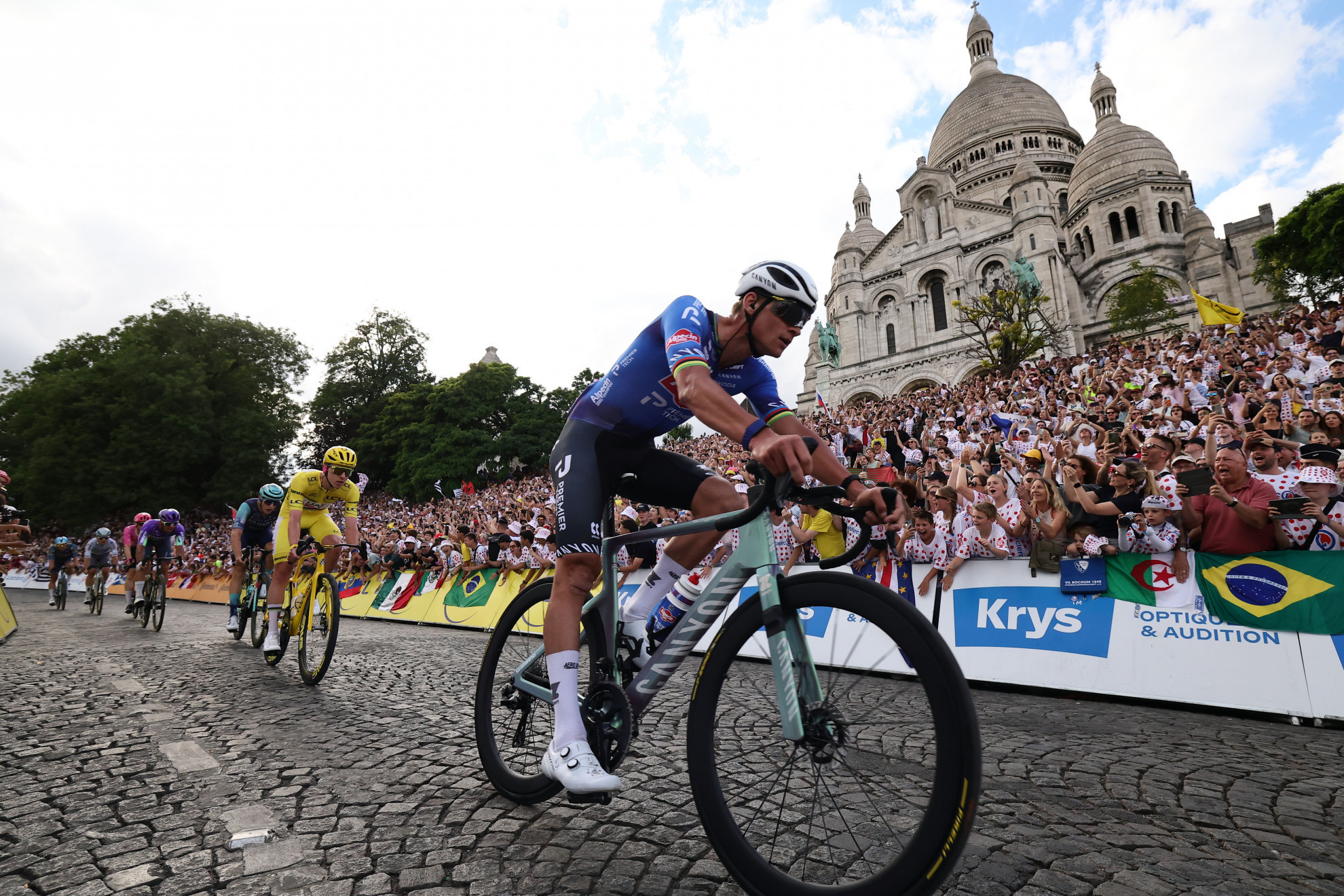 A Van der Poel l'ultima fatica di un Tour dominato da Pogacar