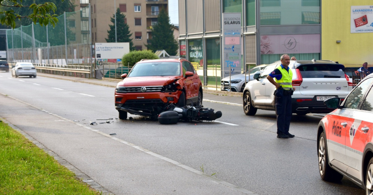 Sbatte contro un automobile, ferite serie per un centauro