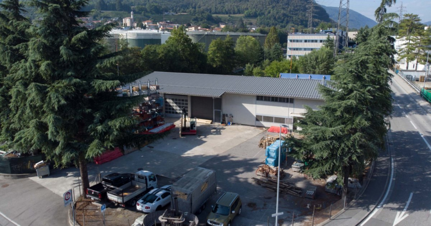 Una rimessa per i bus gialli