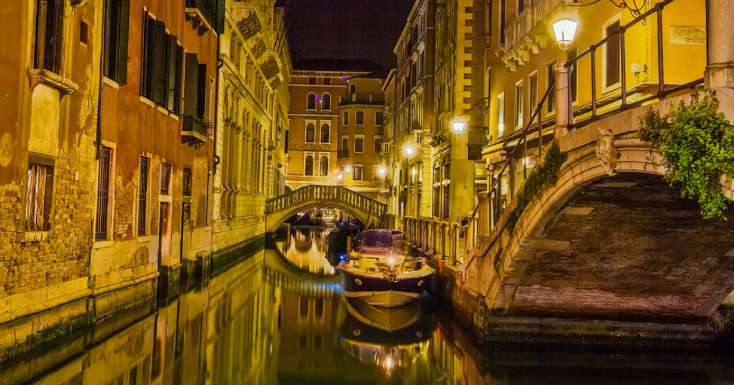 Venezia, la festa dietro le vetrine oscurate dai giornali