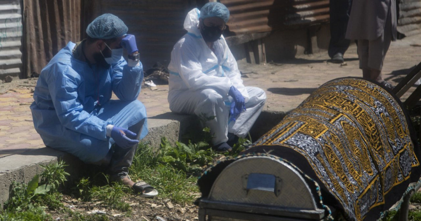 In India un morto ogni 4 minuti, corpi bruciati in strada
