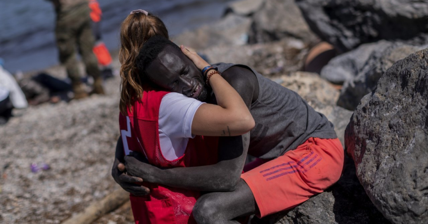 Abbraccia un migrante a Ceuta, insultata sui social