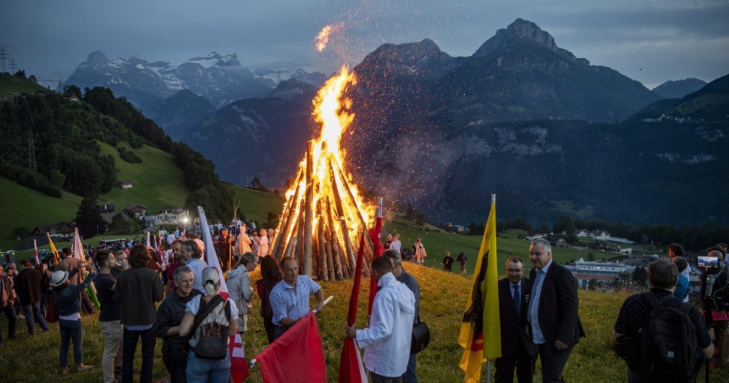 L'Udc festeggia con dei falò la fine dell'accordo quadro