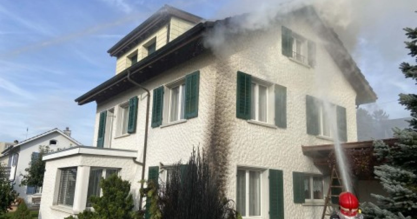 Vuole bruciare le erbacce, ma in fiamme gli va la casa