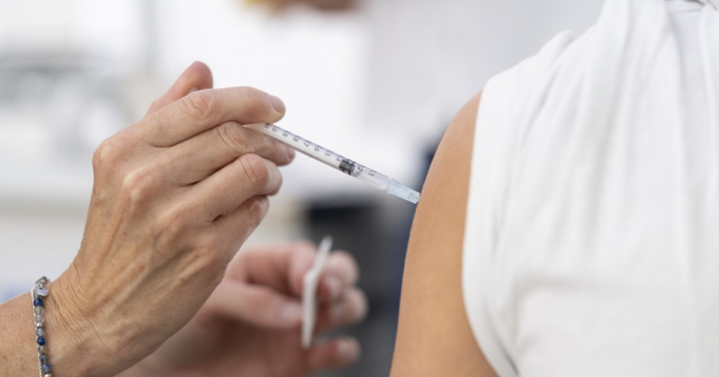 Belgio, otto volte vaccinato per vendere il green pass