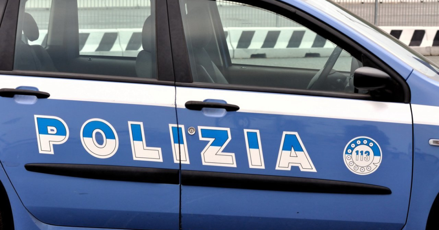 Vaccino al posto di un no vax in cambio di una cena: arrestato