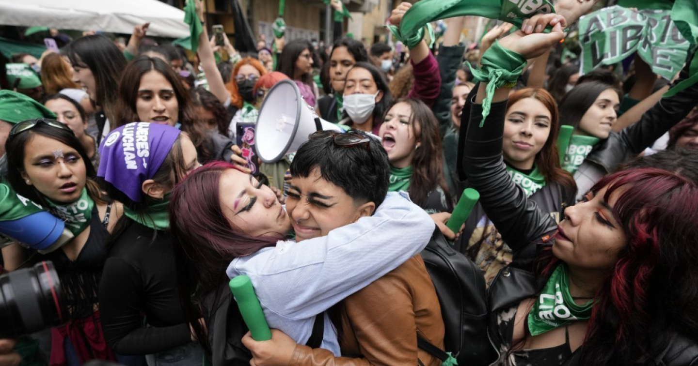 La Colombia depenalizza l’aborto, e la polemica divampa