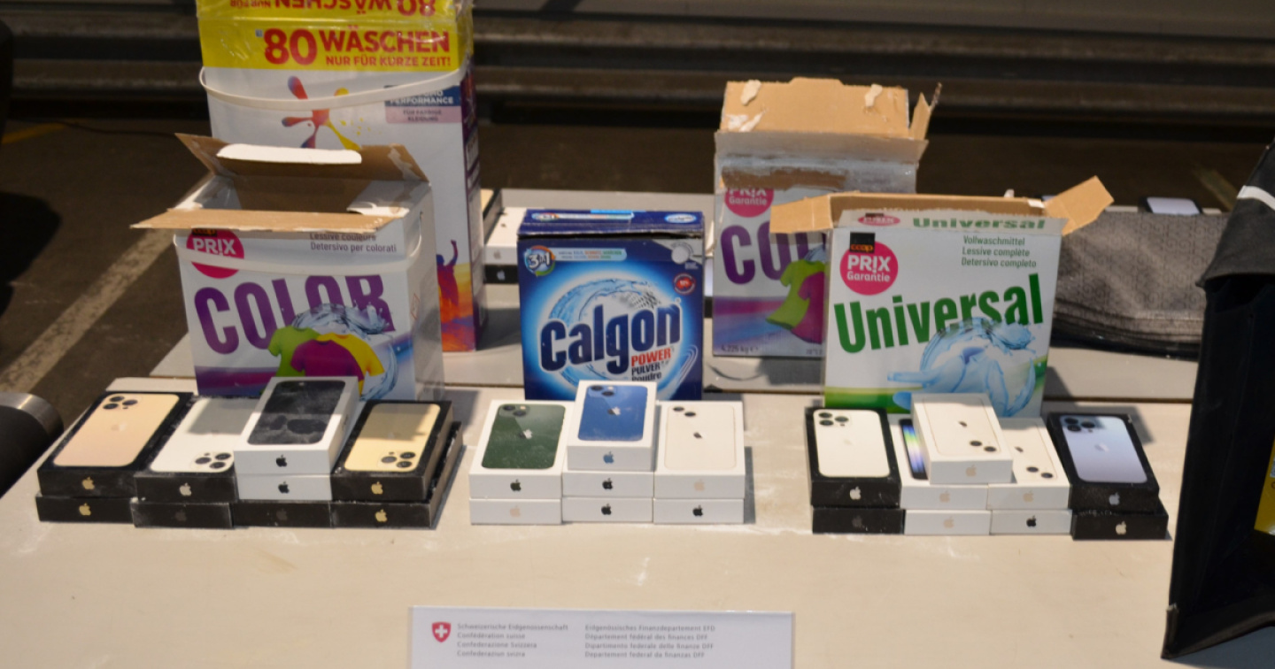 Rubano 44 smartphone e li nascondono nel detersivo