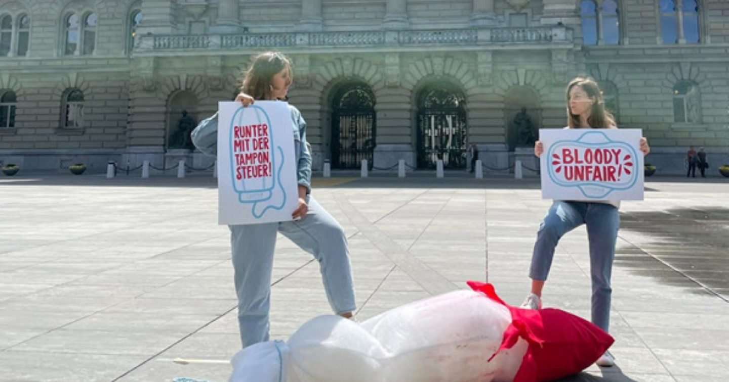 Tampone gigante davanti al Parlamento per assorbenti meno cari