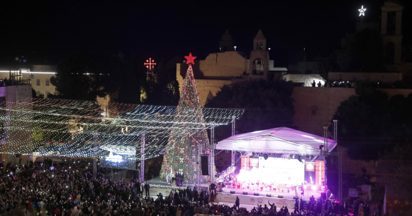 Betlemme con l’abito natalizio: acceso l’Albero
