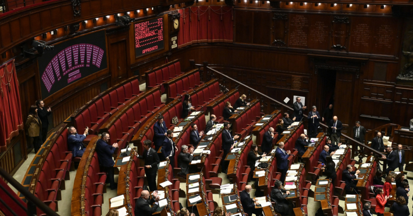 Via libera ad alta tensione della Camera italiana alla manovra