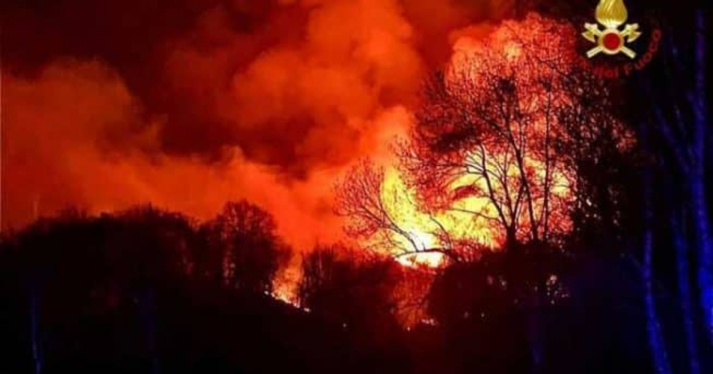 Incendio boschivo sopra il lago Maggiore, in fumo 25 ettari