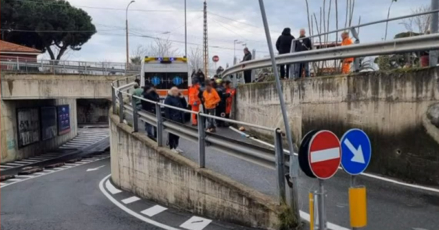 Investiti dal tir mentre vanno a scuola, muore un 17enne