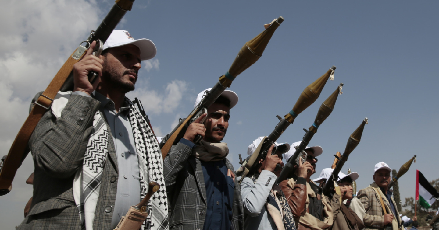 Colpito un cargo greco, prime vittime degli Houthi